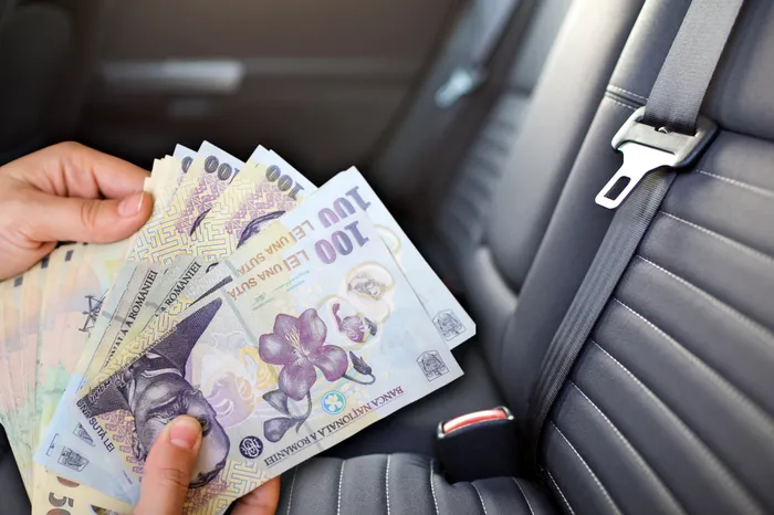 Ce pasager trebuie să stea doar pe bancheta din spate a mașinii, potrivit Codului Rutier. Amendă de până la 4.050 de lei pentru șoferii care nu se conformează