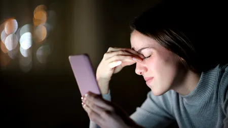 Riscurile la care te expui dacă te uiți prea mult la ecranul unui telefon, conform unui studiu realizat de cercetători din Coreea de Sud