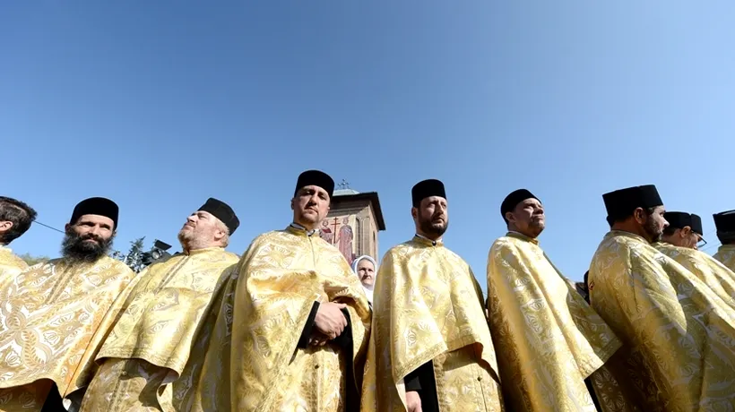 Peste 12.000 de pelerini la Mănăstirea Prislop, pentru a se ruga la mormântul părintelui Arsenie Boca