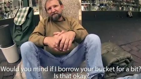 Ce au făcut trei tineri pentru a ajuta un cerșetor. Clipul a devenit viral