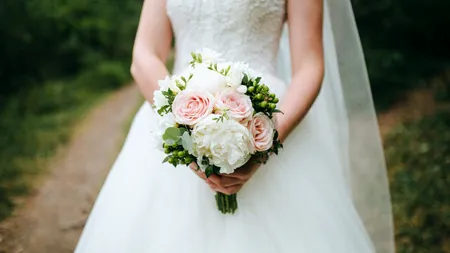 Ce este „trash the dress”, noul concept abordat de tinerii căsătoriți. Plătesc mii de euro pentru această experiență