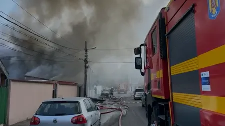 INCENDIU cu flacără deschisă și degajări mari de fum în sectorul 3 al Capitalei. O persoană a avut nevoie de îngrijiri medicale