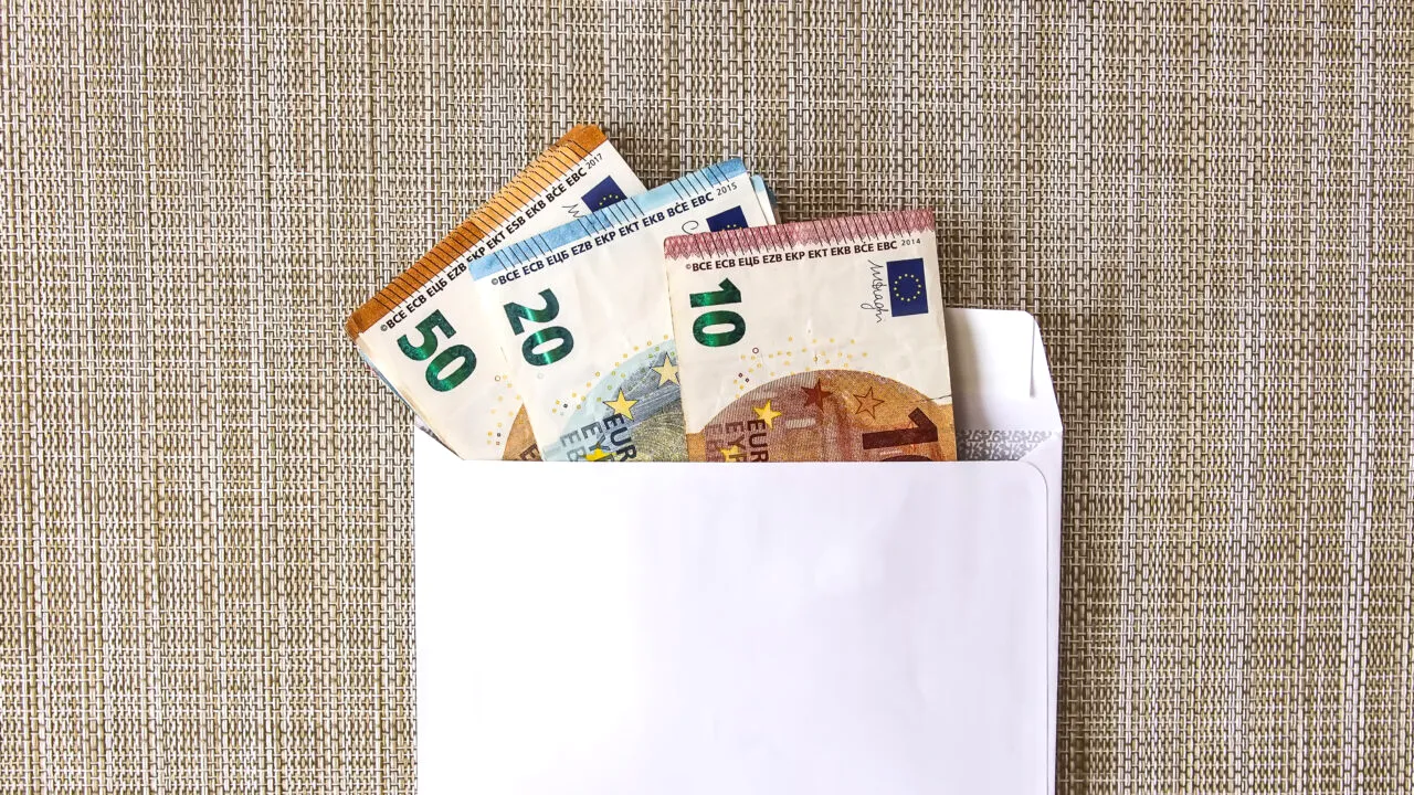 O femeie de 72 de ani a găsit 10.000 de lei pe o stradă din Petroșani. Ce s-a întâmplat apoi