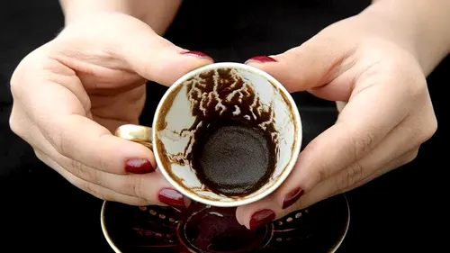 Puțini români știu acest secret! La ce e bun zațul de cafea, de fapt