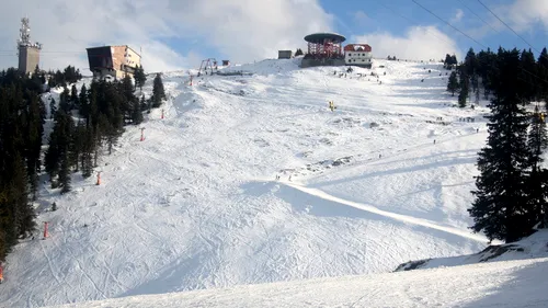 SCHI ÎN ROMÂNIA: strat de zăpadă de peste jumătate de metru și număr foarte mare de turiști la Poiana Brașov