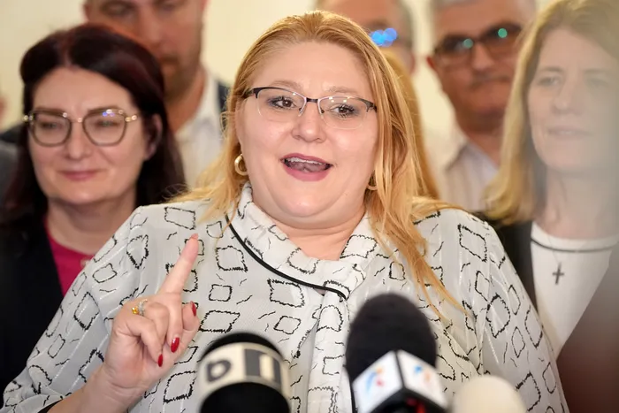 Diana Șoșoacă, întâmpinată de zeci de susținători, la Otopeni, după ce i-a fost ridicată imunitatea în Parlamentul European. 