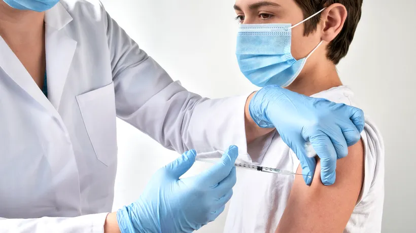 A treia doză ar putea fi necesară pentru cei imunizați AstraZeneca după ce compania a început testarea unui vaccin pentru varianta Beta a coronavirusului