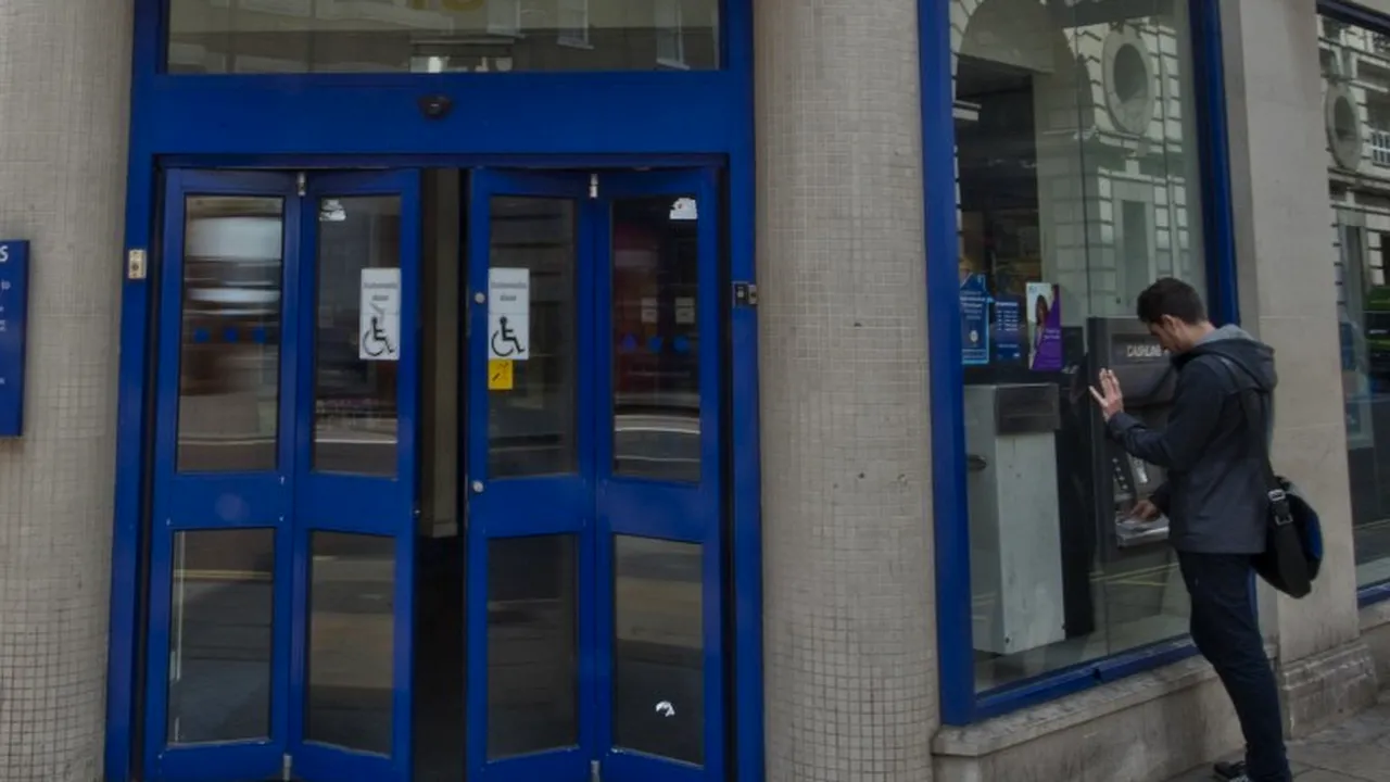 Un consorțiu susținut de Biserica Anglicană ar putea prelua peste 300 sucursale ale unei bănci prezente și în România