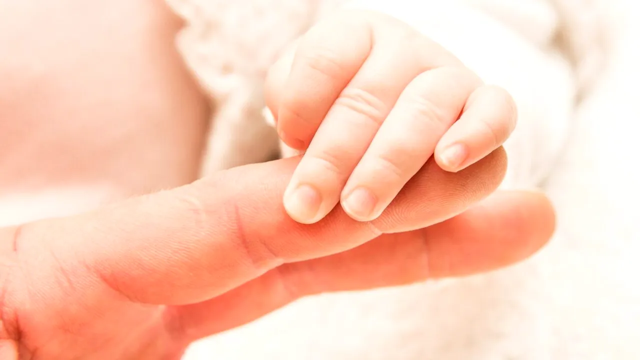 Tragedie în Arad. Copilă de nici un an, moartă după un DIAGNOSTIC greșit. Trupul neînsuflețit, ținut la morgă de o lună, fără autopsie