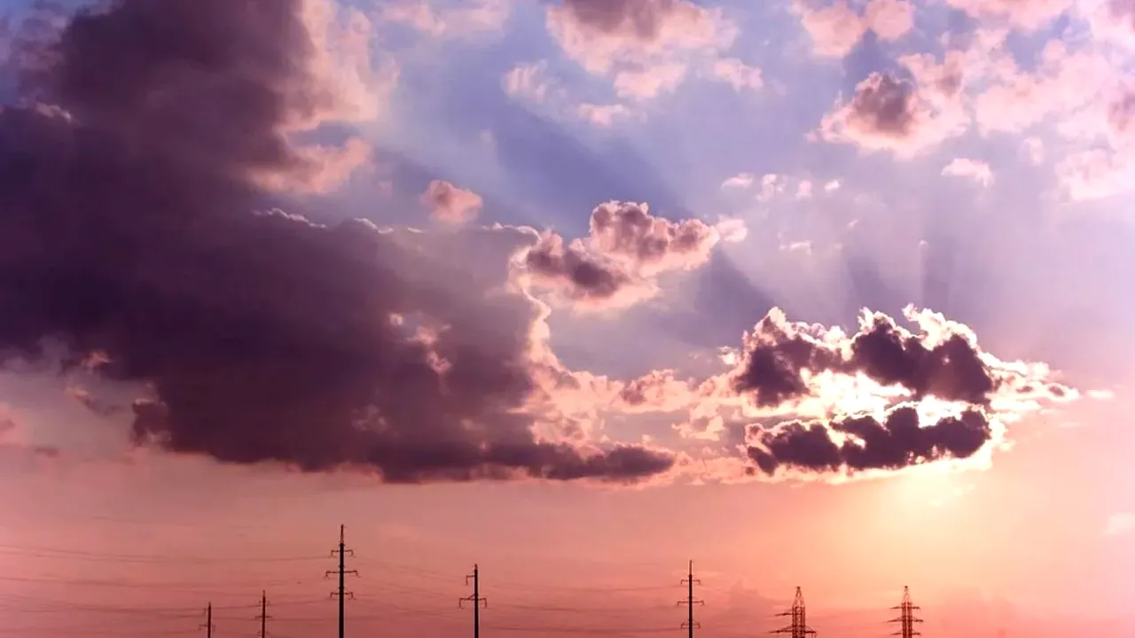 Fenomenul „apocaliptic” care a speriat Europa: precipitații de culoarea sângelui și cer purpuriu