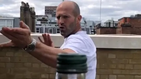 Cum să deschizi dopul unei sticle cu piciorul. Noua provocare populară în mediul online la care participă Ryan Reynolds și Jason Statham - VIDEO