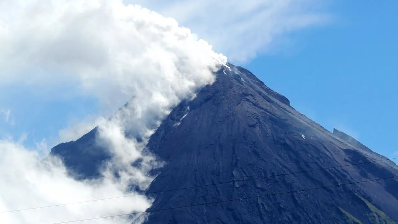 Mii de persoane și-au părăsit locuințele din cauza erupției vulcanului indonezian Sinabung
