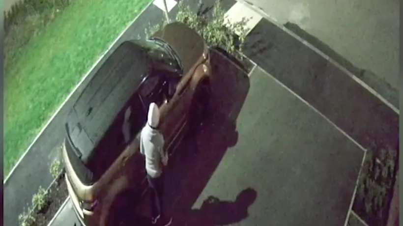 Un bărbat din Marea Britanie a furat o mașină în timp RECORD chiar din curtea proprietarului VIDEO