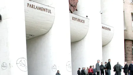Spirite încinse și îmbrânceli în Parlamentul de la Chișinău