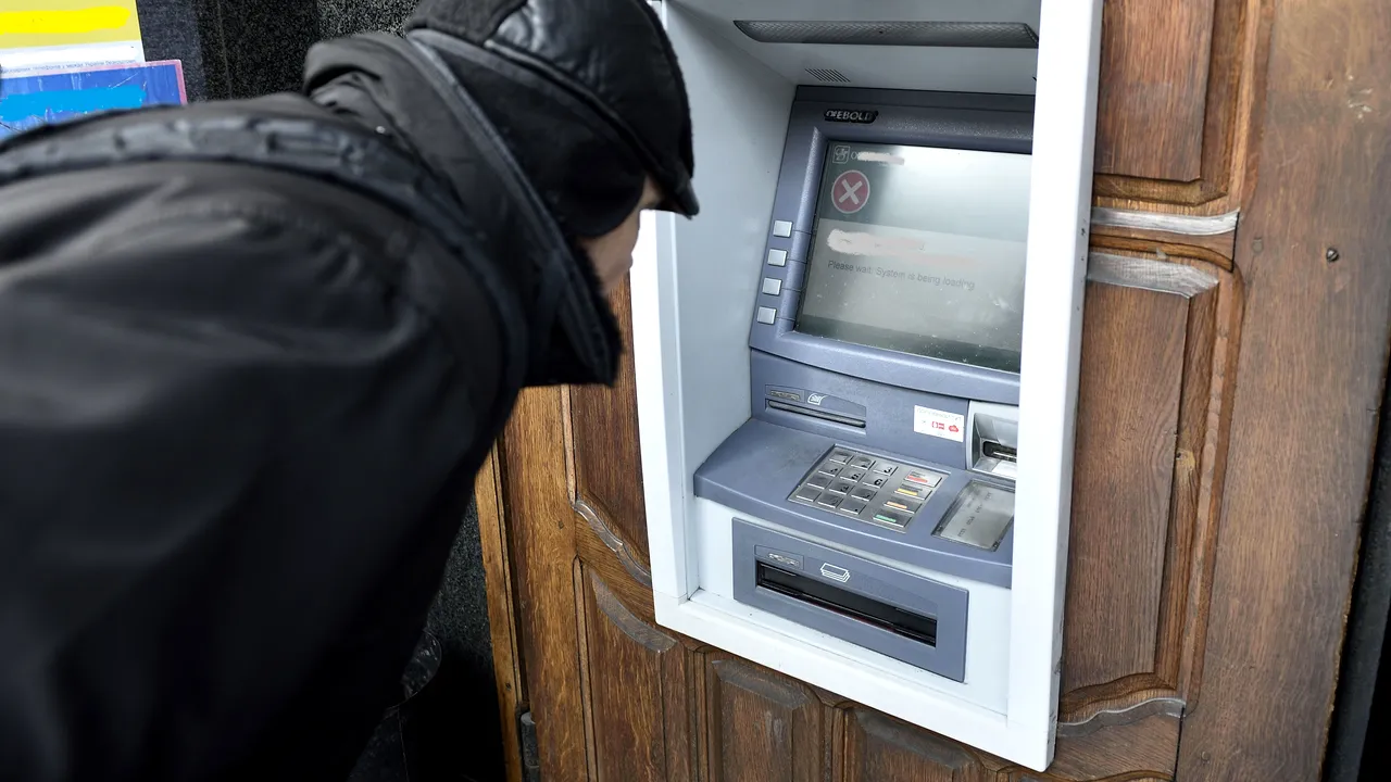 Doi bărbați ACUZAȚI că au spart o bancă au fost REȚINUȚI: Cei doi NU au reușit să fure banii