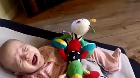 Mămică AMENDATĂ de poliție, după ce a fost reclamată de vecini că-i plânge COPILUL BOLNAV și face ZGOMOT