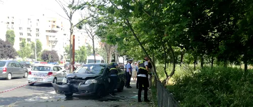 Accident grav în Capitală. Un șofer a intrat cu mașina într-o stație RATB. O victimă, în comă