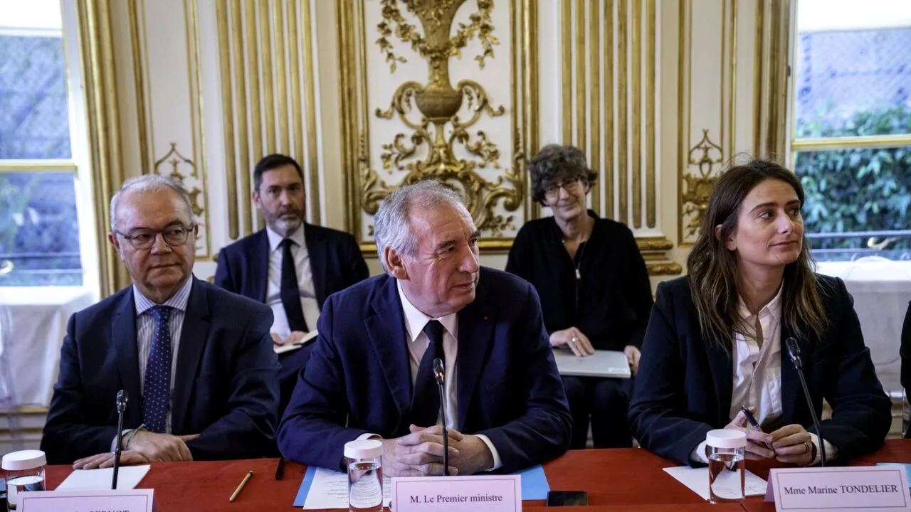 Noul premier al Franței, François Bayrou, vrea numirea noului GUVERN „înainte de Crăciun”