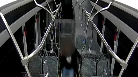 Autobuz ATACAT CU PIETRE de tineri teribiliști din Constanța. Un pasager a fost rănit