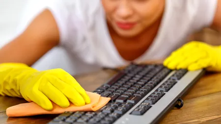 10 pași ca să cureți tastatura computerului și laptopului