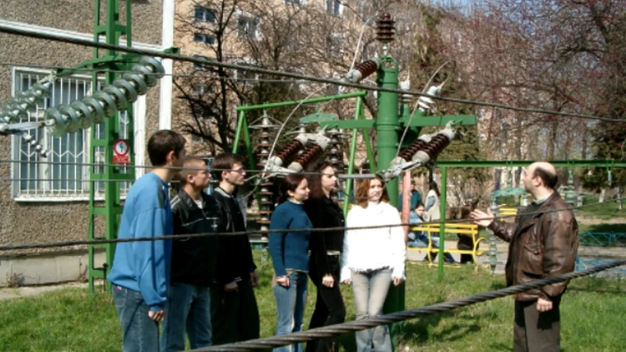 Cum învață elevii de la un liceu tehnologic din Timișoara să devină electricieni. Cât de mult îi va ajuta BAC-ul profesional

