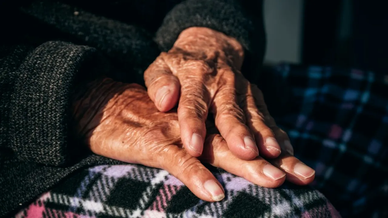 Pensionarii sibieni ajung să se împrumute pentru a avea căldură, iarna. Sute de cereri au fost depuse, deja, la Casa de Ajutor Reciproc a Pensionarilor