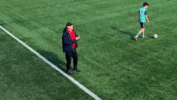 Imagini incredibile din fotbalul românesc. Un junior de 17 ani este înjurat și lovit de propriul său antrenor, fost campion cu Steaua, în anii ‘80