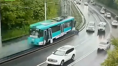 ATENȚIE, IMAGINI ȘOCANTE! Un tramvai scăpat de sub control a aruncat pasageri în fața mașinilor, apoi s-a ciocnit de un alt tramvai, în Rusia