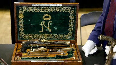 Pistoalele cu care Napoleon Bonaparte a vrut să se sinucidă, după abdicarea sa din 1814, au fost VÂNDUTE la licitaţie. Ce sumă s-a obținut pe arme
