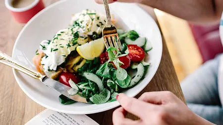 Dieta pensionarilor | Cele 3 alimente pe care trebuie să le mâncați ZILNIC