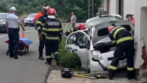 O şoferiţă a pierdut controlul mașinii și a intrat cu vehiculul în zidul unei case din Alba. Femeia a fost găsită în stare de şoc