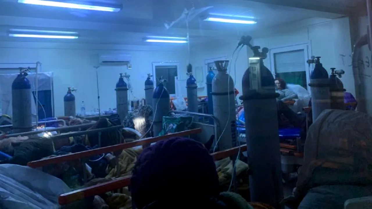 Imaginea dezastrului la UPU: Bolnavi îngrămădiți în containere, cu buteliile de oxigen la picioare. „Nu mai există locuri nici măcar pe scaune”