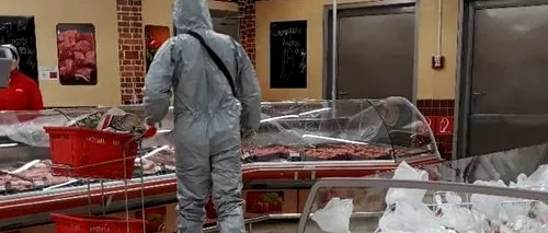 EXCLUSIV. Cum a ieșit azi un român la cumpărături. Este costumat în echipament complet de protecție pentru un „atac biologic”/ FOTO, VIDEO