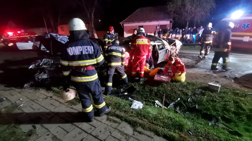 GALERIE FOTO. Grav accident de circulație pe o șosea din Mureș: Pasagerul unei mașini a murit și alți patru oameni au ajuns la spital
