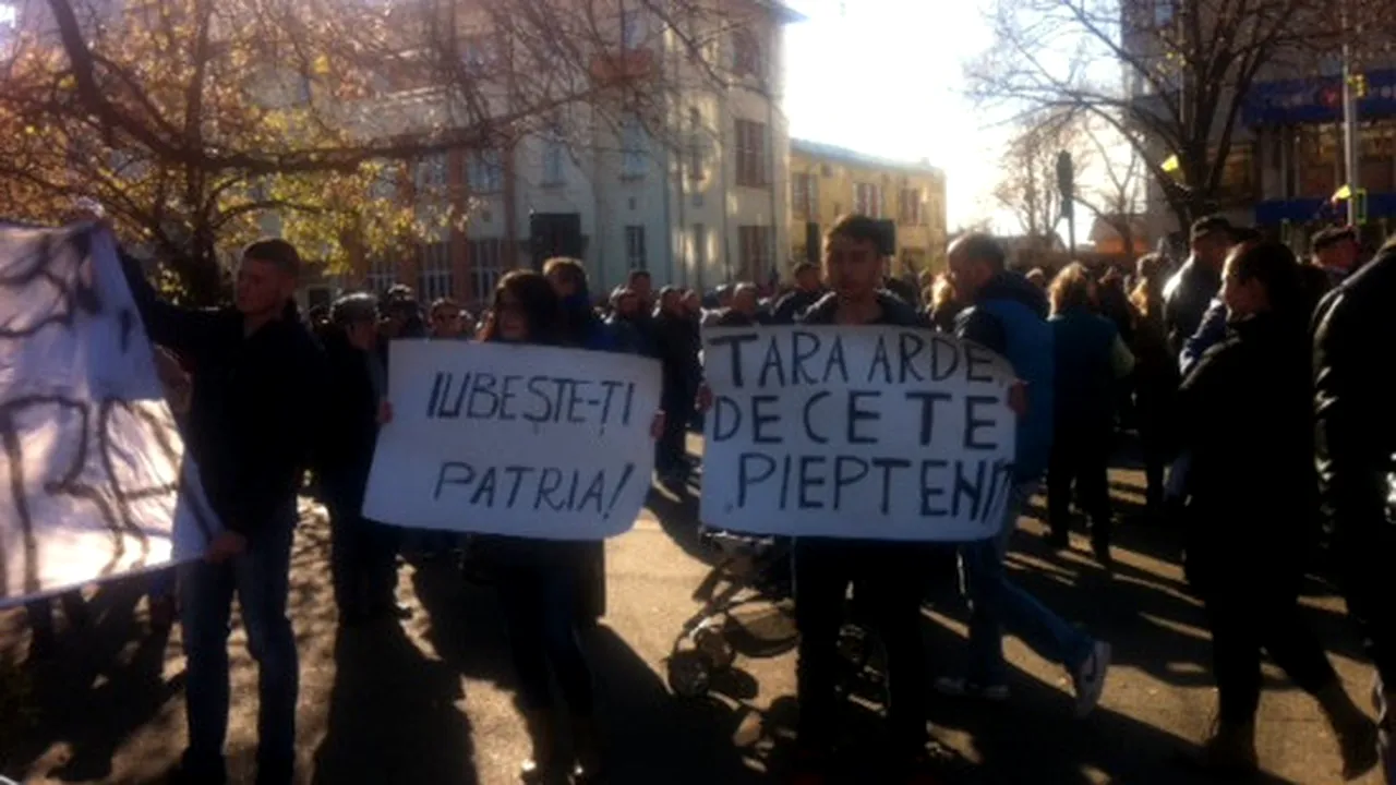 Aproximativ 50 de tineri, la un protest în centrul Ploieștiului: 