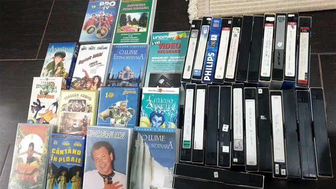 Mai ții minte casetele VHS din anii ’90? Dacă mai ai vreuna acasă, te poți îmbogăți. Sumele uriașe cu care se cumpără acum, în 2025