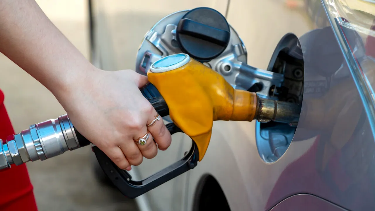 Cât costă azi benzina și motorina în benzinăriile din Capitală. De mâine intră în vigoare reducerea accizei la motorină