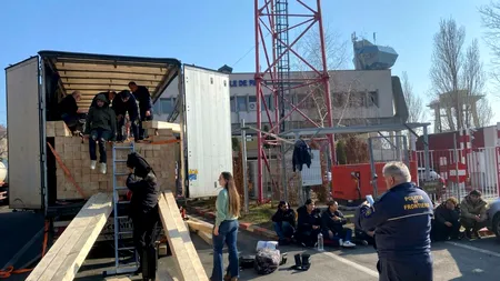 Un tir burdușit cu imigranți a fost descărcat la Șimian, Mehedinți. Polițist de frontieră: Este CAPCANA PERFECTĂ