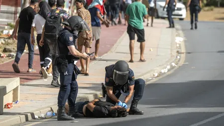 Locuitorii din Ceuta s-au revoltat împotriva imigranților și au luat cu asalt taberele acestora amenajate pe plajă