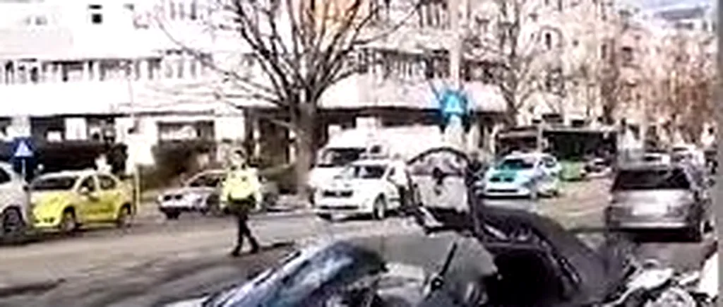 Accident grav. Un șofer fără permis, cu minori în mașină, urmărit de polițiști, în Capitală. O roată care s-a desprins a pus în pericol mai mulți oameni