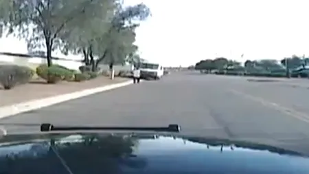 O nouă înregistrare dură dezvăluie metoda unui polițist american de imobiliza un suspect: îl spulberă cu mașina