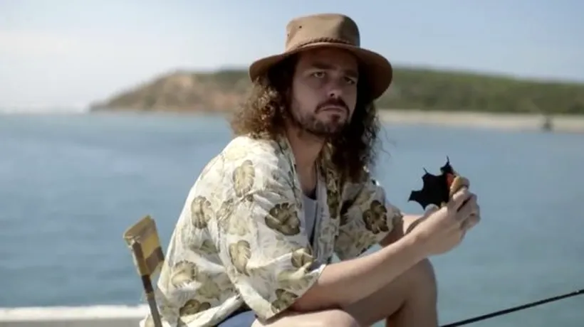 O reclamă controversată cu un pescar care mănâncă un sandviș cu liliac, investigată în Australia