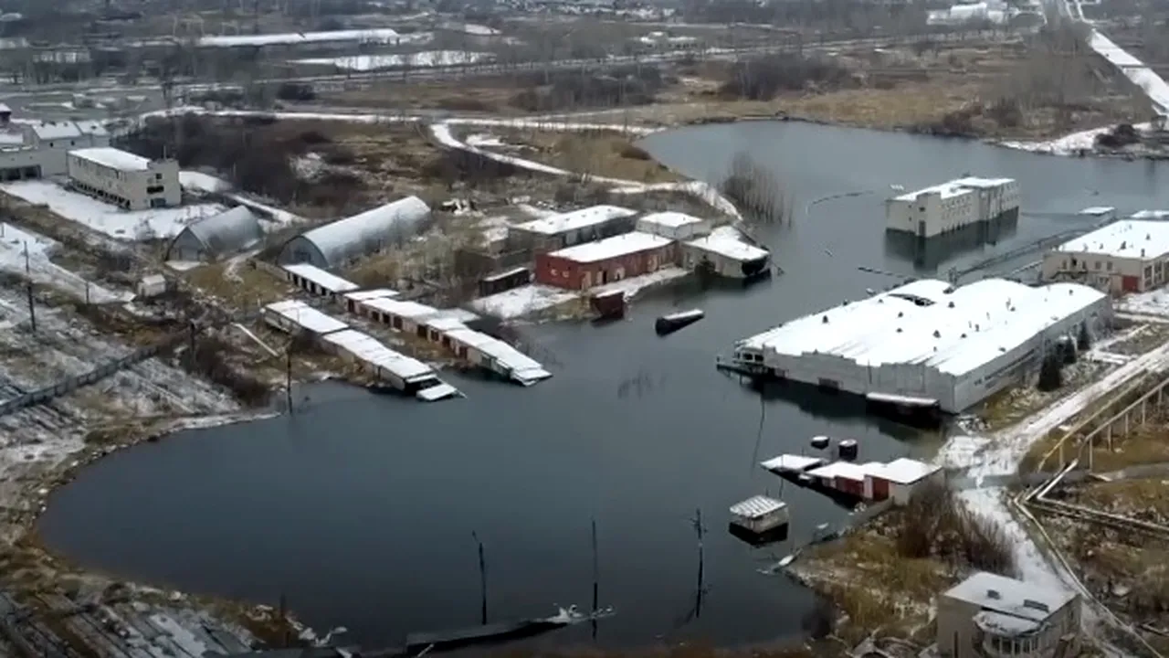 Orașul în care apocalipsa vine în fiecare zi. Casele sunt înghițite de gropi uriașe care se umplu instantaneu cu apă. VIDEO