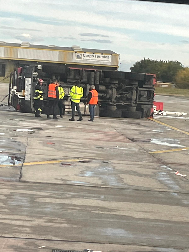 FOTO - O mașină de pompieri s-a răsturnat pe platforma Aeroportului Otopeni / Nu sunt persoane rănite / Sursa foto: GÂNDUL