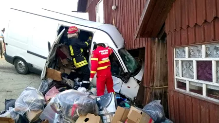 Accident cumplit în Suceava: Un mort și un rănit după ce un microbuz de marfă a intrat într-o casă - FOTO / VIDEO