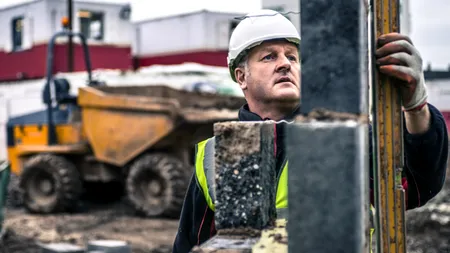 Salarii mai mici cu 1.000 de lei pentru muncitori. Cât primește un muncitor acum, la un salariu BRUT de 10.000 de lei