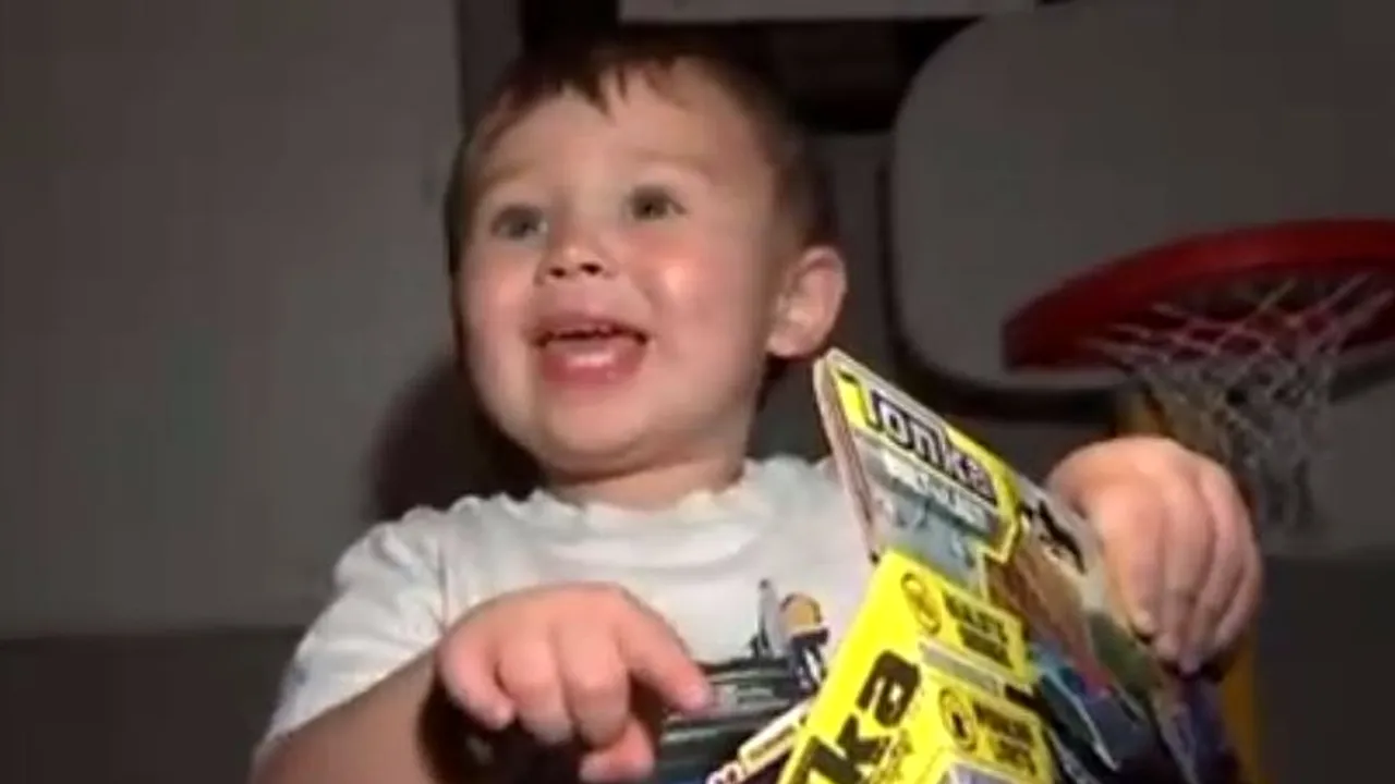 Un băiețel iese în fiecare dimineață să-l salute pe șoferul autobuzului școlar. În apropiere de Crăciun, a primit o surpriză la care nimeni nu se aștepta