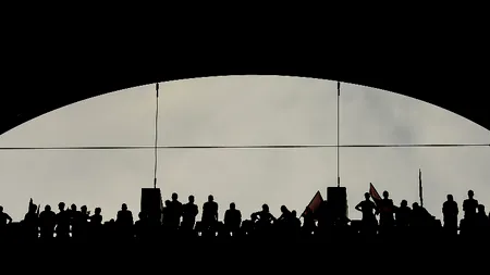 TU ȘTII CE MAI FAC BANII TĂI?  Oamenii din spatele sondajelor politice și facturile lor invizibile