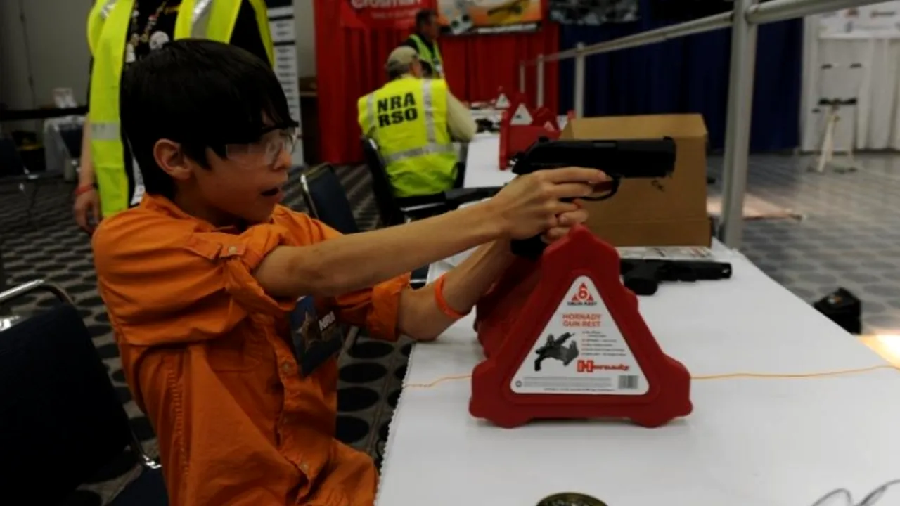 Un băiat în vârstă de 12 ani, înarmat cu un pistol airsoft, a fost ucis de polițiști în Cleveland