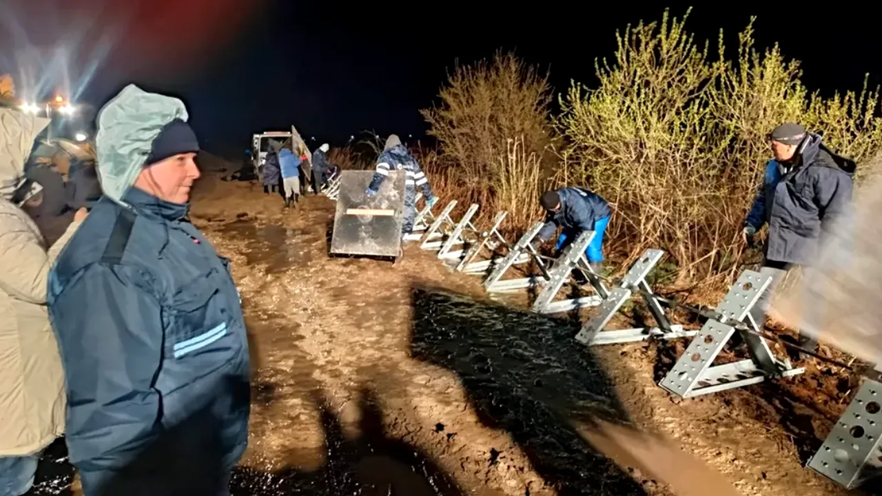 Viitură pe râul Putna: diguri mobile și saci de nisip la Mircești